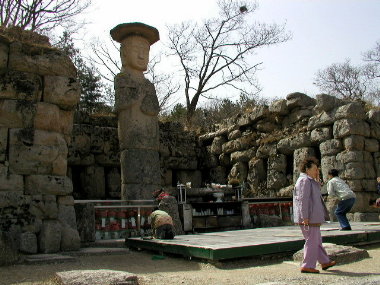 충주 미륵리 절터의 압권은 뭐니뭐니해도 미륵불과 석굴이 아닐까. 마치 석굴암을 연상케 하는 석굴과 감실이지만, 미륵불 위를 덮었을 전각은 현재 남아 있지 않다. 